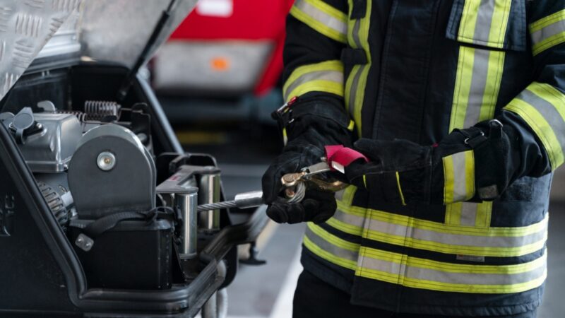 Nowo przyjęci strażacy składają ślubowanie w jednostce zawodowej w Łasku